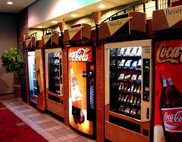 Автоматы с напитками в холле гостиницы