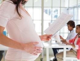 Беременная женщина несет заявление на декретный отпуск