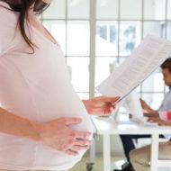 Беременная женщина несет заявление на декретный отпуск
